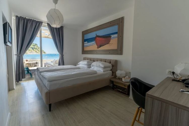  Dvoulůžkový pokoj s terasou a vstupem na pláž,  Barbara Piran Beach Hotel & Spa, CK GEOVITA