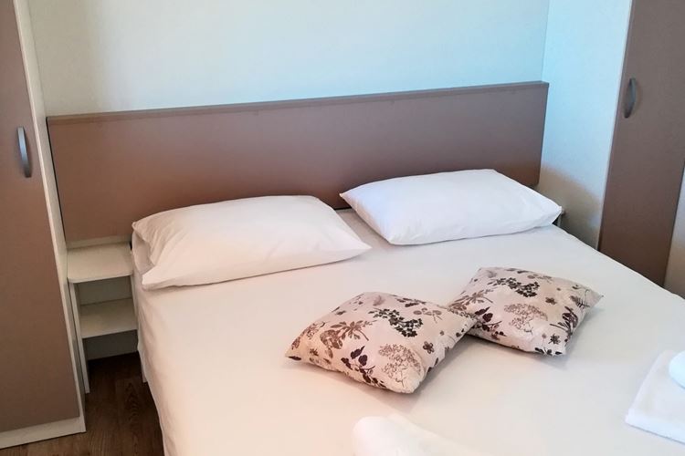 Mobilní dům Standard, Camping Belvedere, Manželská postel 200 x 160 cm, Trogir, Chorvatsko, Dovolená s CK Geovita