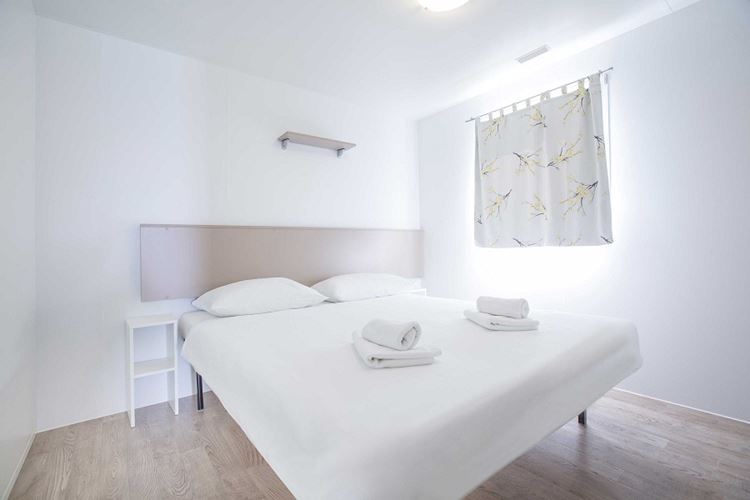 Mobilní dům Superior, Manželská postel 200 x 160 cm, Camping Belvedere, Trogir, Chorvatsko, Dovolená s CK Geovita