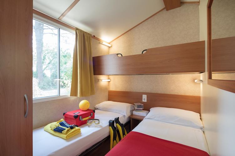 Mobilní dům F Family, Dvě oddělené postele 190 x 70 cm, Camping Sabbiadoro, Lignano, Itálie, Dovolená s CK Geovita