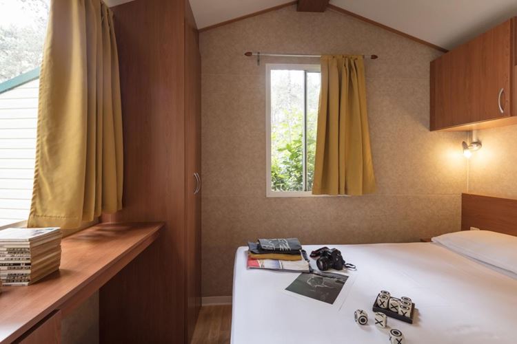Mobilní dům F Family, Manželská postel 190 x 150 cm, Camping Sabbiadoro, Lignano, Itálie, Dovolená s CK Geovita