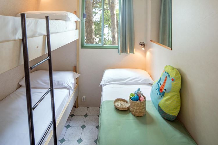 Mobilní dům G Basic, Poschoďová postel (190 x 65 cm), Camping Sabbiadoro, Lignano, Itálie, Dovolená s CK Geovita