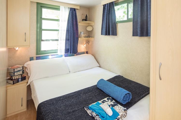 Mobilní dům M Standard, Manželská postel 190 x 140 cm,  Camping Sabbiadoro, Lignano, Itálie, Dovolená s CK Geovita