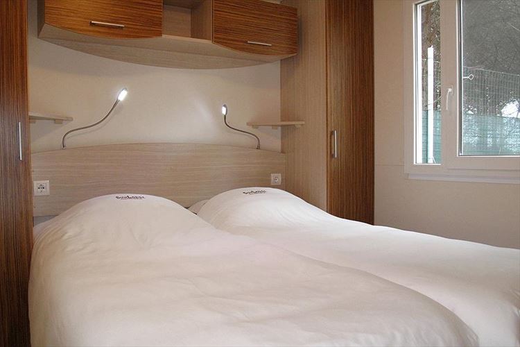 Mobilní dům Sunlodge Redwood, Manželská postel 210 x 160 cm, Camping Tahiti, Lido delle Nazioni, Itálie, Dovolená s CK Geovita