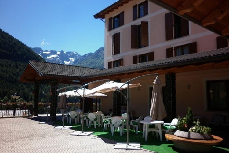 Hotel Casa Alpina. Adamello Ski, Ponte di Legno, Alpy. Lyžování v Itálii s CK Geovita.