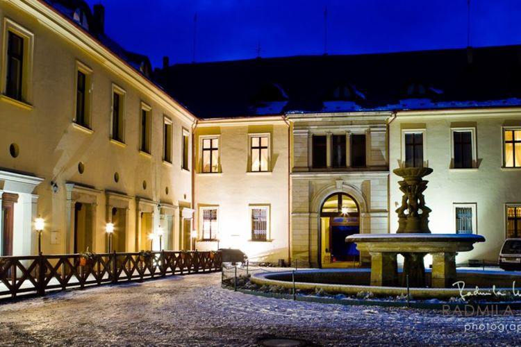 Chateau hotel Zbiroh, Zbiroh, Křivoklátsko, Česko: Dovolená s CK Geovita - nádvoří noc