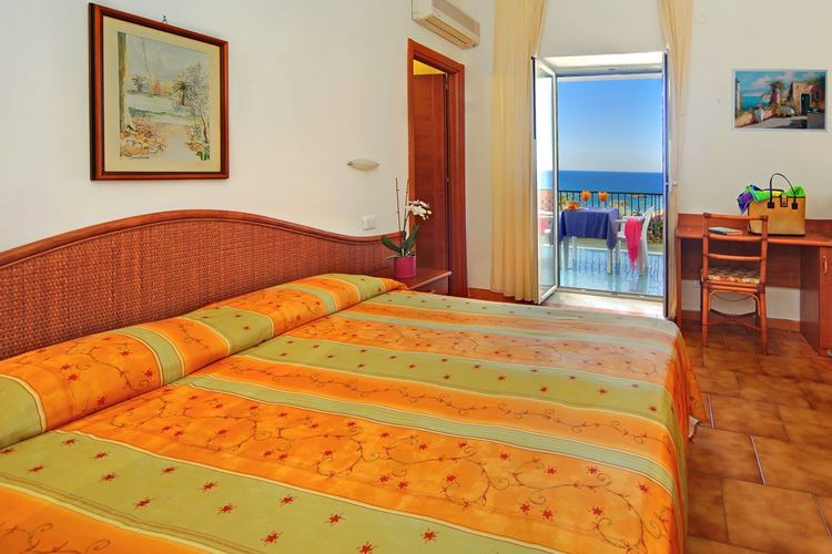 2lůžkový pokoj ve vedlejší budově s výhledem na moře, Hotel Citara, Ischia, CK GEOVITA