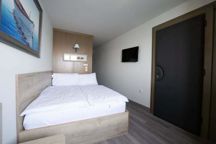 Dvoulůžkový pokoj s manželskou postelí (140 x 200), Hotel Piran, CK GEOVITA