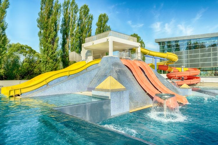 Venkovní bazén se skluzavkami, Hotel Riverside, Vysoké Tatry - Poprad, Slovensko, CK GEOVITA