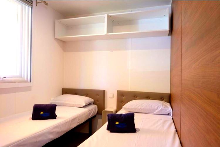 Mobilní dům HAPPY PREMIUM SUITE, Dvě oddělené postele 190 x 70 cm, Lanterna Premium Camping Resort, Istrie, Chorvatsko, Dovolená s CK Geovita