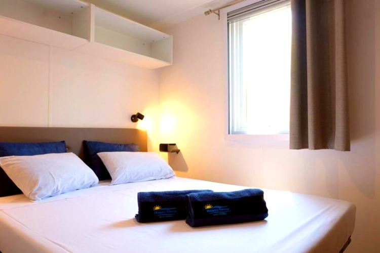 Mobilní dům HAPPY PREMIUM SUITE, Manželská postel 190 x 140 cm, Lanterna Premium Camping Resort, Istrie, Chorvatsko, Dovolená s CK Geovita