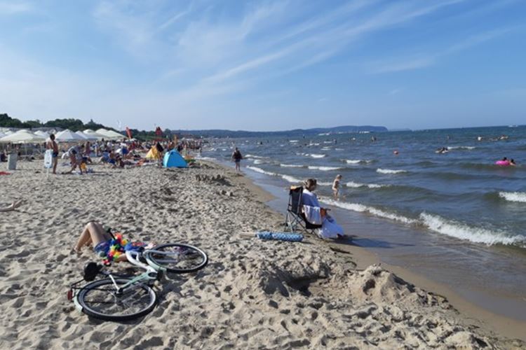Krásné široké pláže podél pobřeží. Dovolená v Polsku u moře. CK Geovita.