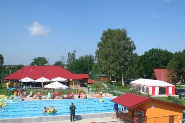 vyhřívaný venkovní bazén v areálu Medyk, zájezdy do Polska, Geovita cestovní kancelář