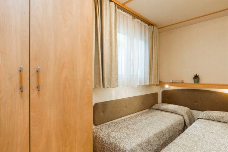 Mobilní dům Maxi Caravan S5, Dvě oddělené postele 190 x 65 cm, Sant Angelo Village, Cavalino Treporti, Itálie, Dovolená s CK Geovita