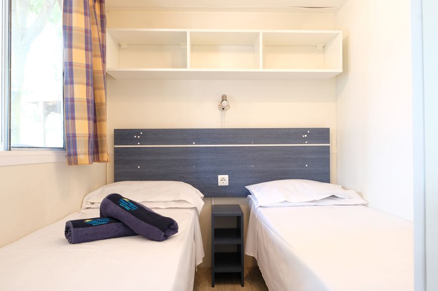 Mobilní dům HAPPY PLUS, Dvě oddělené postele 190 x 70 cm, Camping Bella Italia, Peschiera del Garda, Lake Garda, Itálie, Dovolená s CK Geovita
