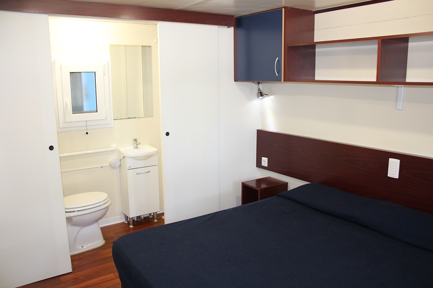 Mobilní dům Mimosa, Manželská postel (200 x 150 cm), Camping Mare e Pineta, Lido di Spina, Itálie, Dovolená s CK Geovita