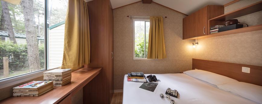 Mobilní dům F Family, Manželská postel 190 x 150 cm, Camping Sabbiadoro, Lignano, Itálie, Dovolená s CK Geovita