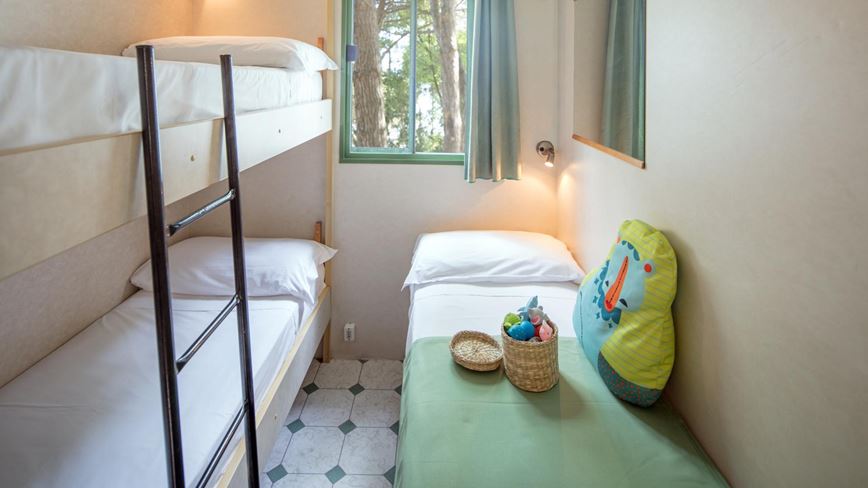 Mobilní dům G Basic, Poschoďová postel (190 x 65 cm), Camping Sabbiadoro, Lignano, Itálie, Dovolená s CK Geovita
