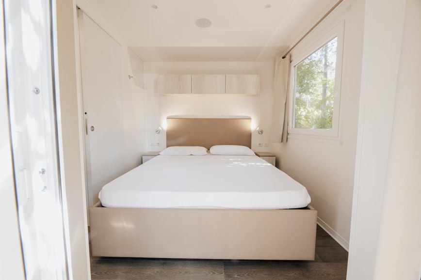 Mobilní dům WOOD, Manželská postel 195 x 160 cm, Camping Sabbiadoro, Lignano, Itálie, Dovolená s CK Geovita