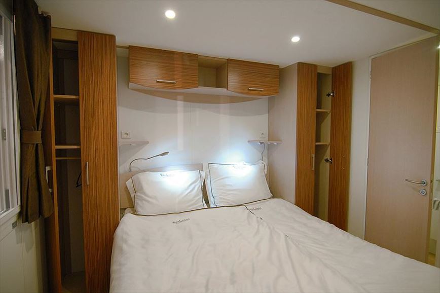 Mobilní dům Sunlodge Redwood, Manželská postel 210 x 160 cm, Camping Zaton, Severní Dalmácie, Chorvatsko, Dovolená s CK Geovita