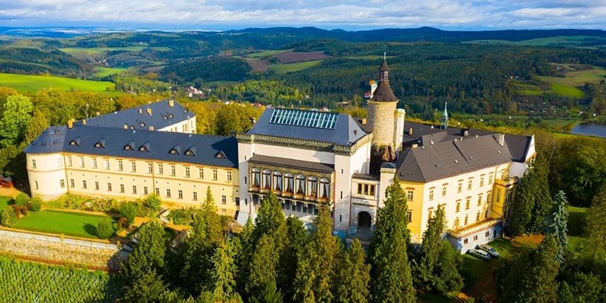 Chateau hotel Zbiroh, Zbiroh, Křivoklátsko, Česko: Dovolená s CK Geovita - zámekzbiroh_obr_vinice