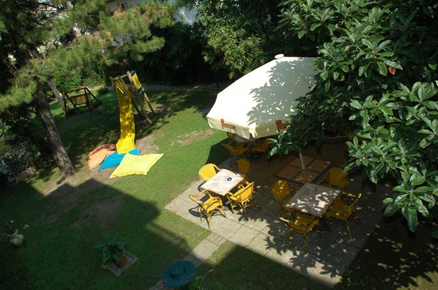 zahrada s posezením a dětským hřištěm Hotel Adria, Lignano, Itálie, Dovolená s CK Geovita