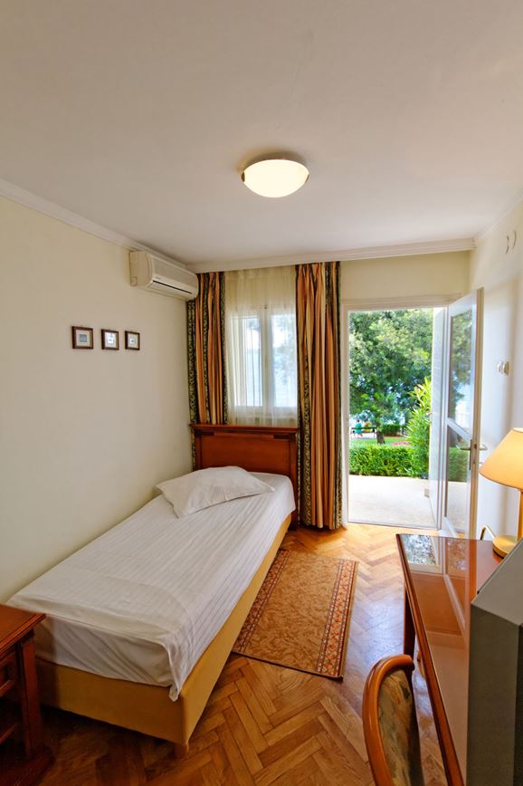 1lůžkový pokoj s terasou (Dependance), Hotel Jadran, Seget Donji, Trogir, Chorvatsko, CK GEOVITA
