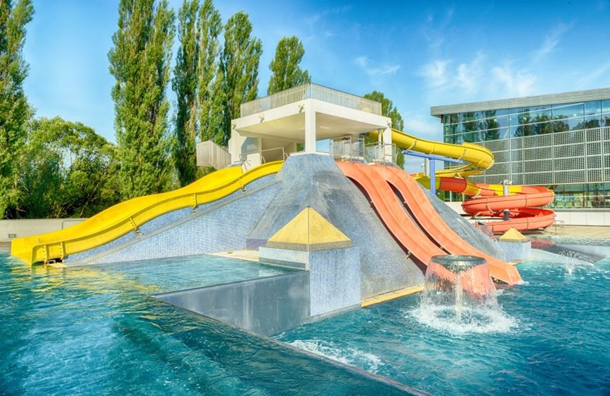 Venkovní bazén se skluzavkami, Hotel Riverside, Vysoké Tatry - Poprad, Slovensko, CK GEOVITA