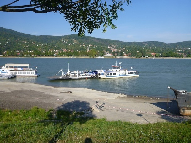 Přívoz na Dunaji mezi obcemi Nagymaros a Visegrad. Maďarsko. Dovolená s CK Geovita.