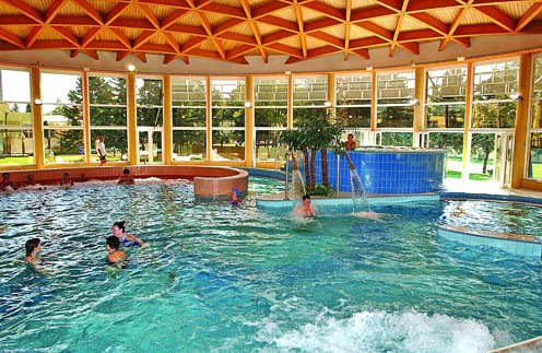 vnitřní bazény, lázně Bükfürdo. Dovolená v Maďarsku s cestovní kanceláří Geovita