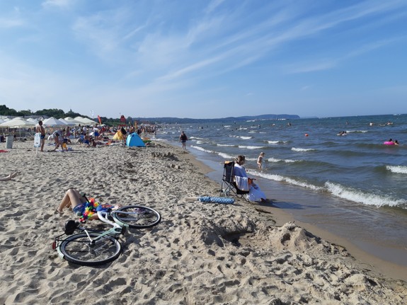Krásné široké pláže podél pobřeží. Dovolená v Polsku u moře. CK Geovita.
