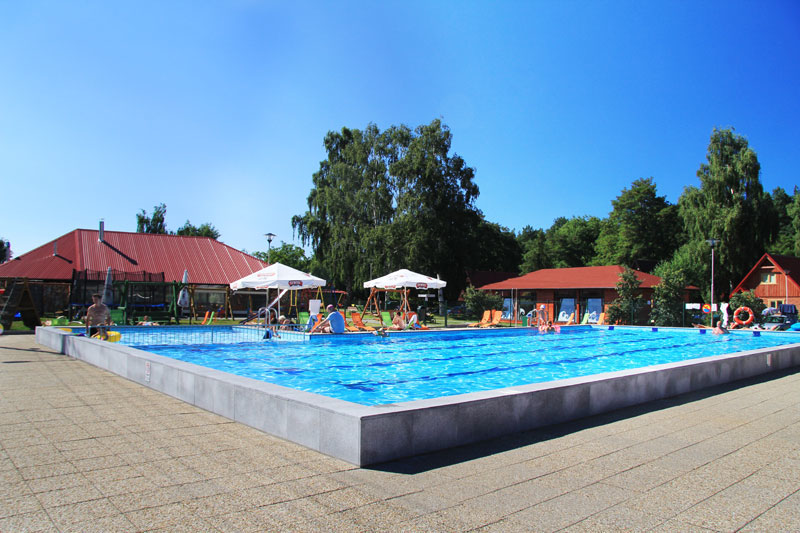 vyhřívaný bazén rekreačního střediska Medyk v Jantaru, Baltské moře, Polsko. Geovita, cestovní kancelář