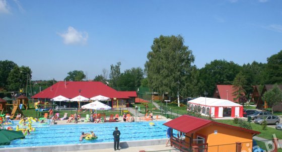 vyhřívaný venkovní bazén v areálu Medyk, zájezdy do Polska, Geovita cestovní kancelář