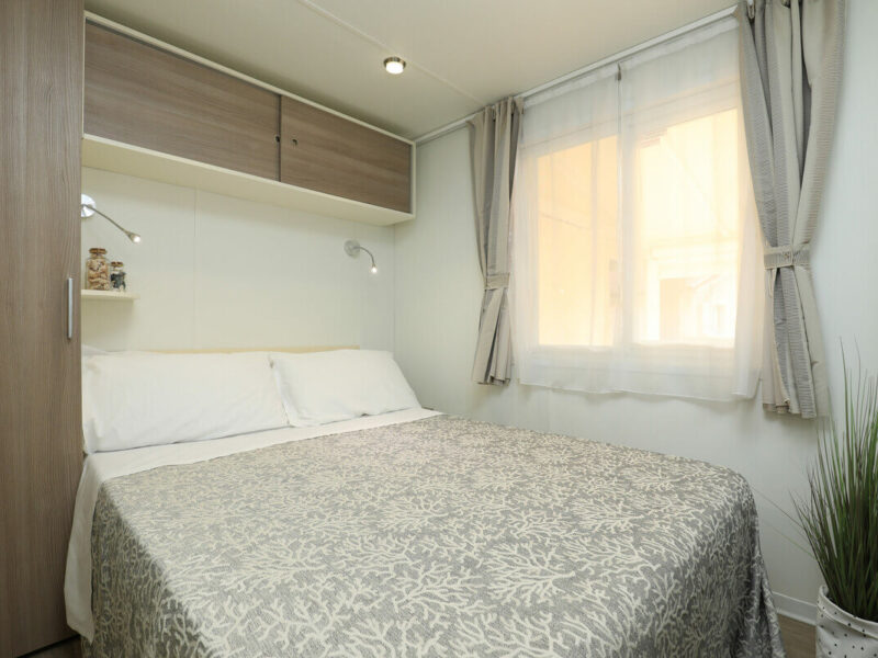 Mobilní dům Maxi Caravan Comfort Tre, Manželská postel 200 x 140 cm, Sant Angelo Village, Cavalino Treporti, Itálie, Dovolená s CK Geovita