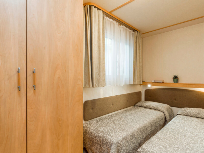 Mobilní dům Maxi Caravan S5, Dvě oddělené postele 190 x 65 cm, Sant Angelo Village, Cavalino Treporti, Itálie, Dovolená s CK Geovita