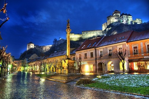 Trenčín s monumentálním hradem, nádherné město západního Slovenska. Geovita, cestovní kancelář