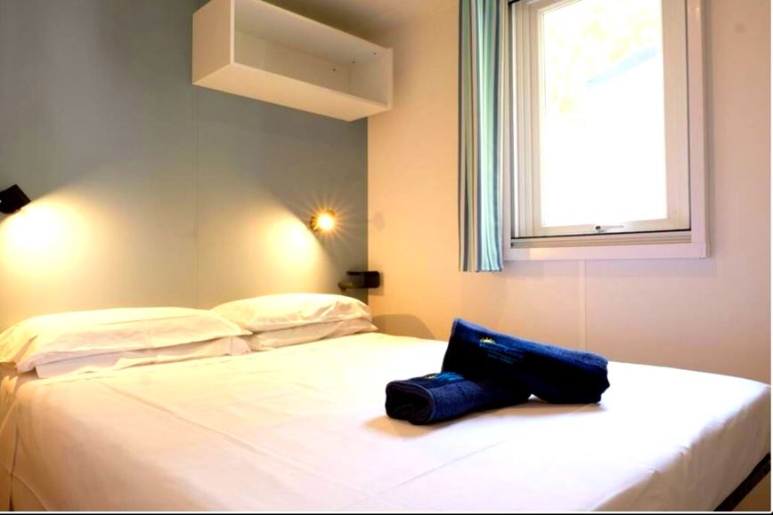 Mobilní dům HAPPY PREMIUM, Manželská postel 190 x 140 cm, Solaris Camping Beach Resort, Šibenik, Dalmácie, Chorvatsko, Dovolená s CK Geovita