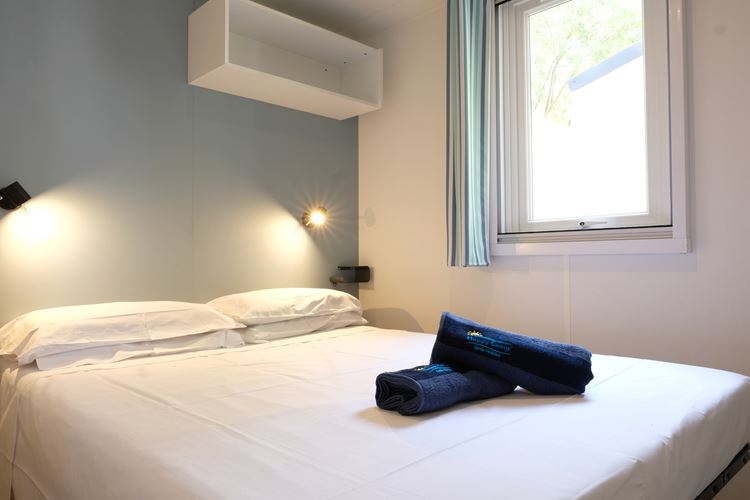 Mobilní dům HAPPY PREMIUM, Manželská postel 190 x 140 cm, Family Camping Serenella, Lago di Garda, Itálie, Dovolená s CK Geovita