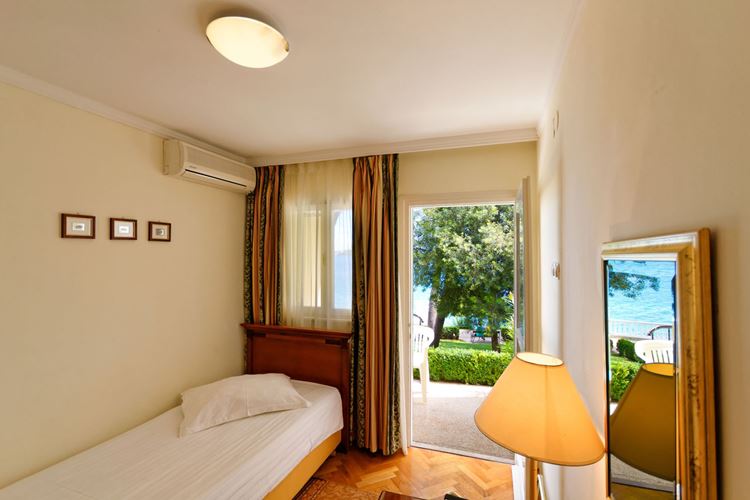 1lůžkový pokoj s terasou (Dependance), Hotel Jadran, Seget Donji, Trogir, Chorvatsko, CK GEOVITA